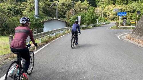 藤坂峠の入り口に差し掛かった男女の写真