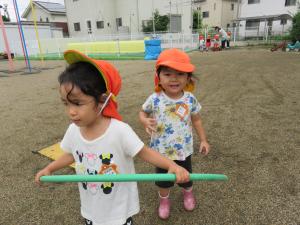 フープで遊んでいる様子の写真