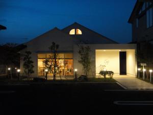 夜の店舗外観写真
