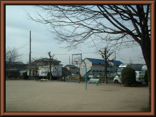 八幡町三丁目公園のバスケットゴールの写真