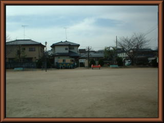 八幡町三丁目公園の広場の写真