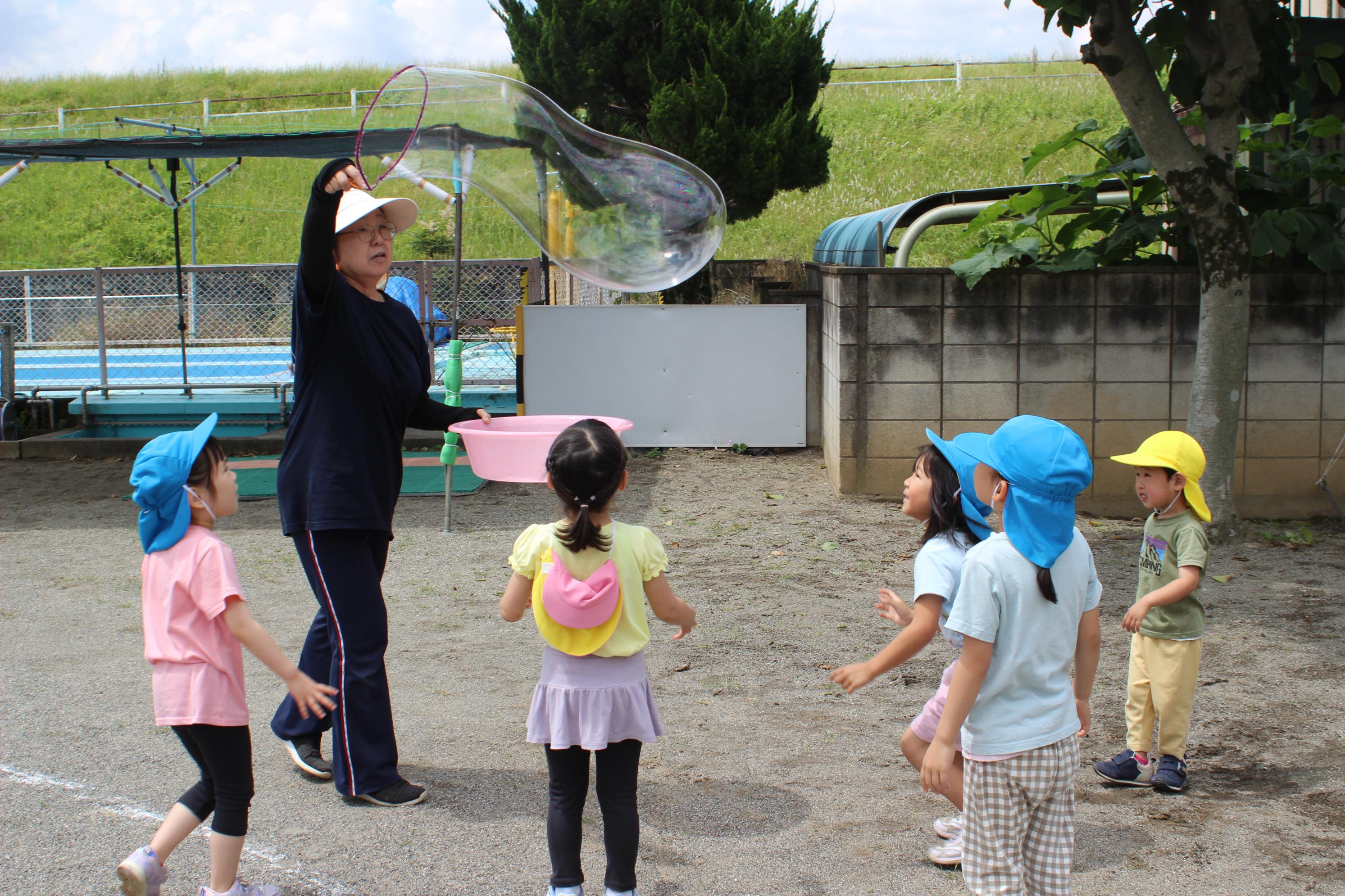 シャボン玉遊びの様子です。