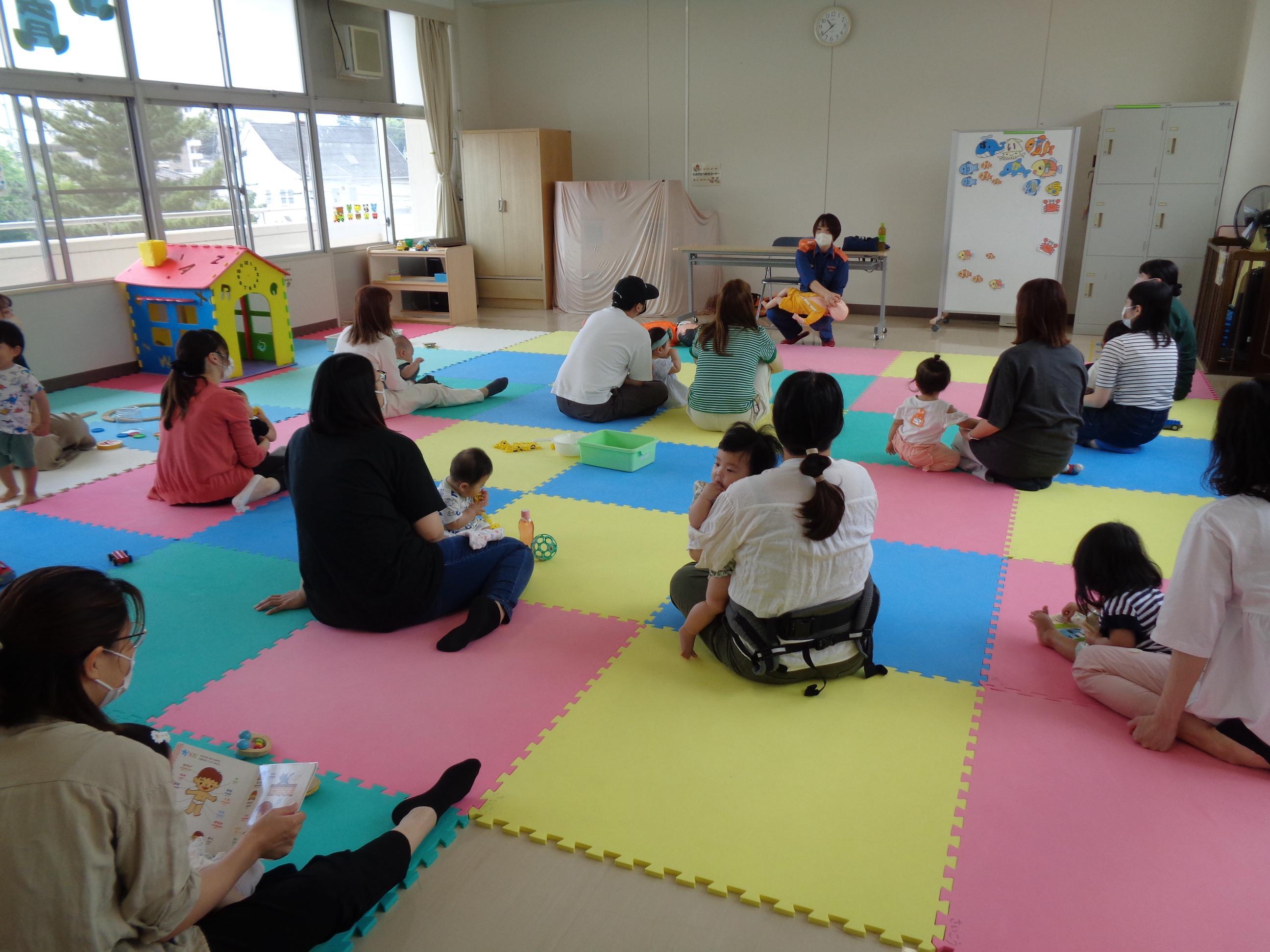 応急手当を学んでいる写真です