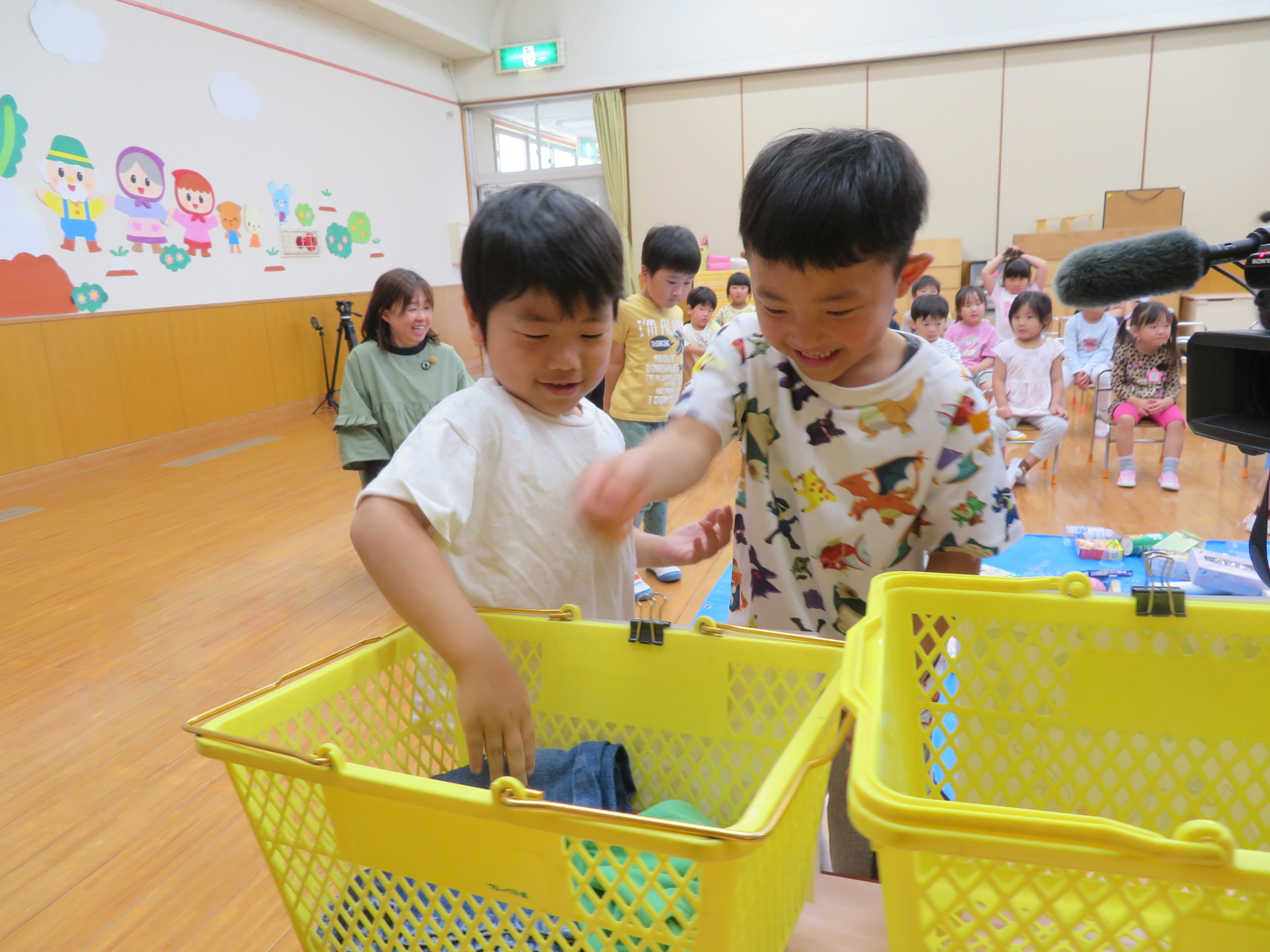 子どもたちがごみの分別ゲームに挑戦していいる写真です