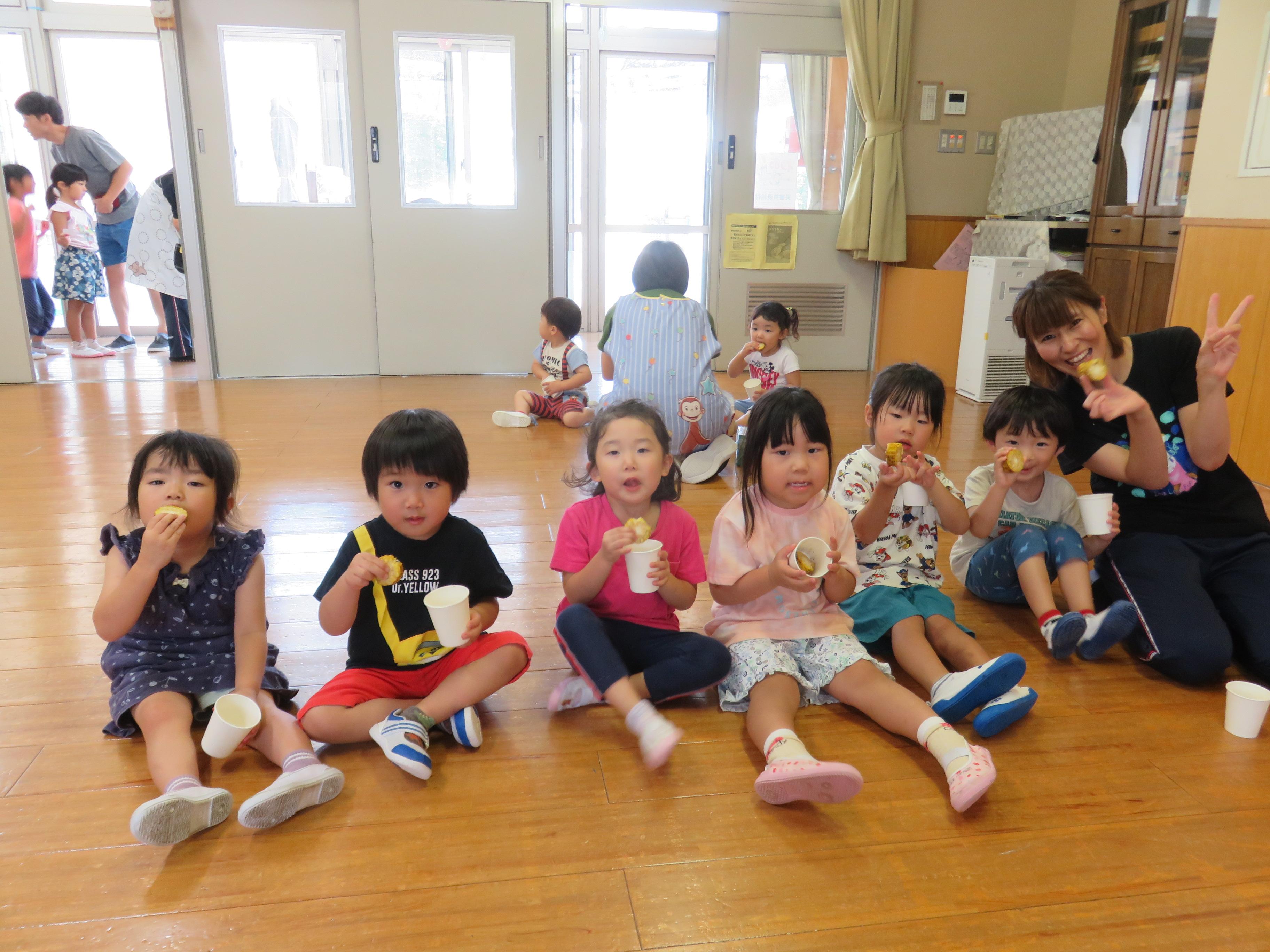 とうもろこしを食べている様子の写真
