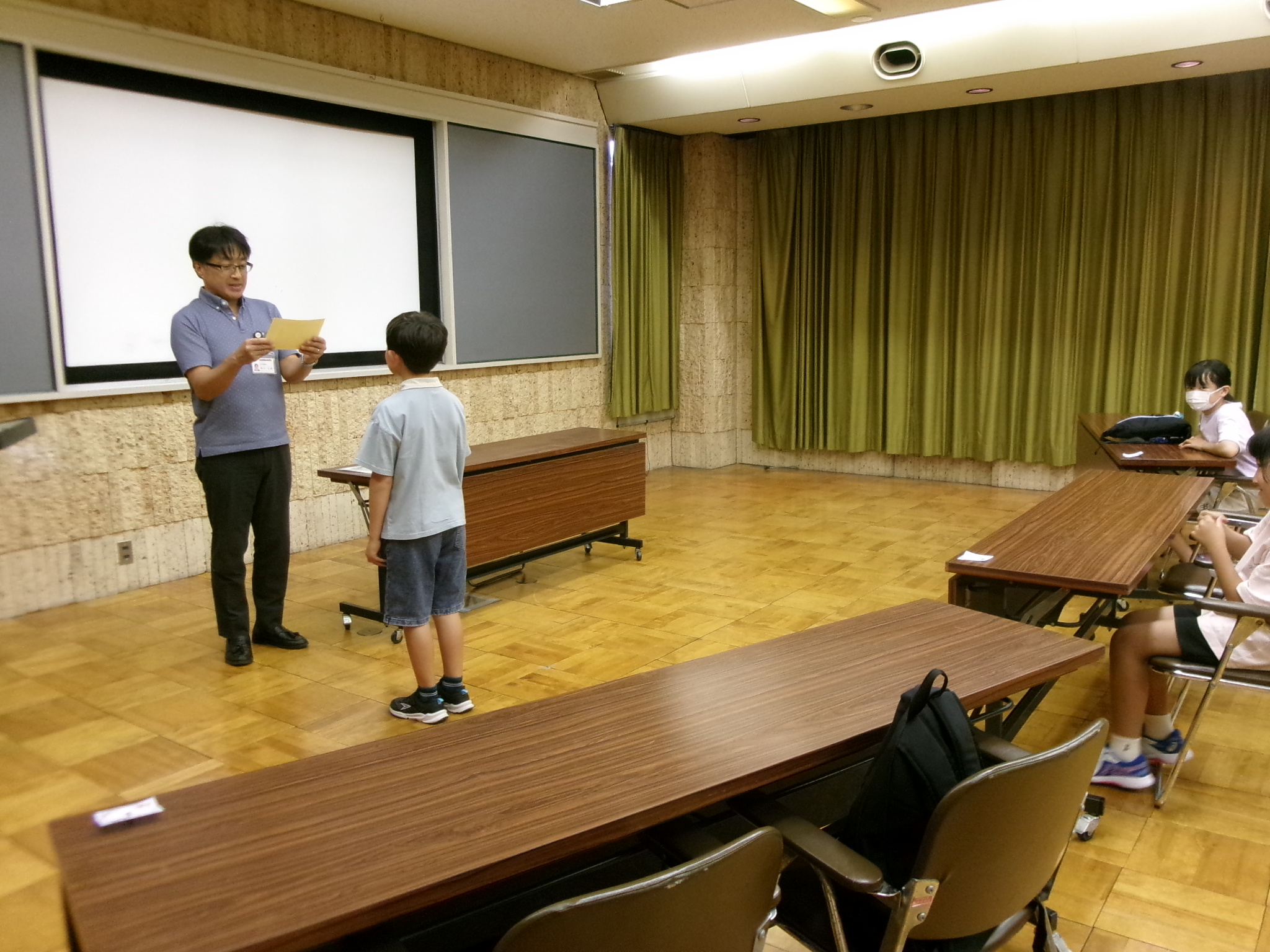 「チャレンジ！こども司書」の活動の様子