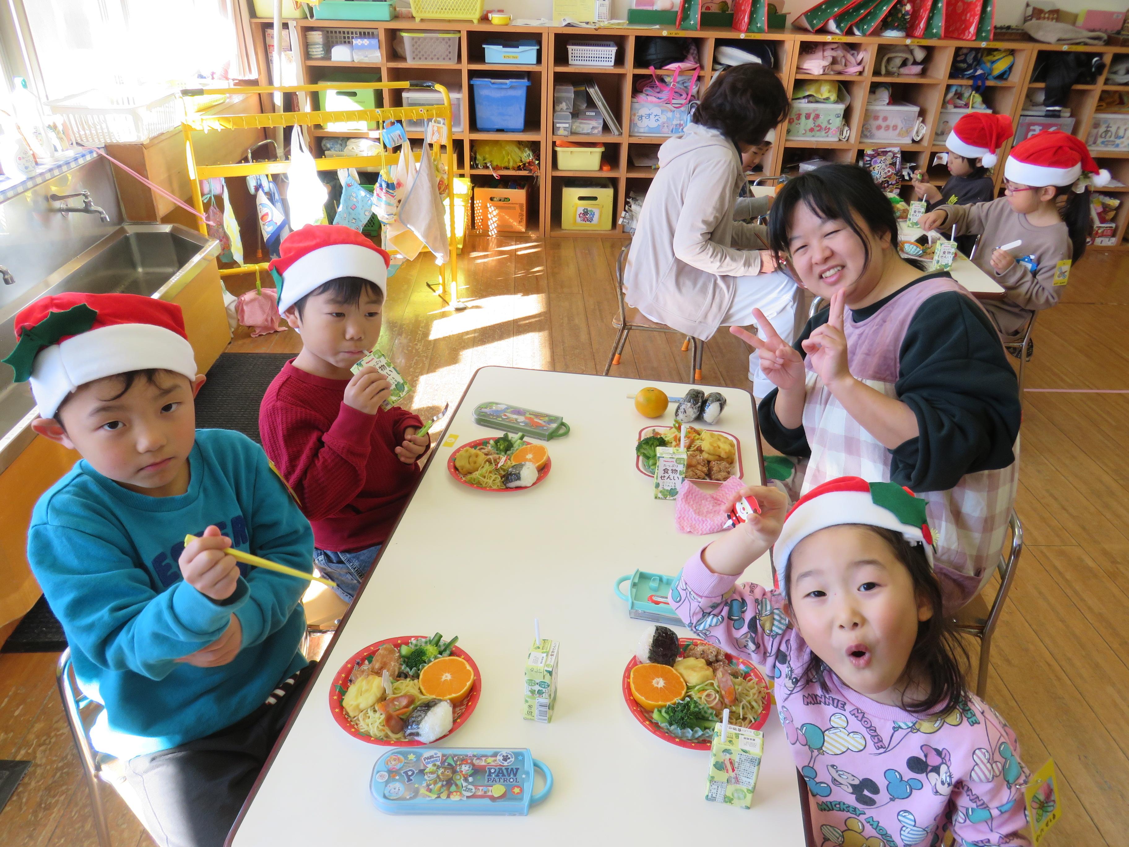 クリスマス会食をしているところ