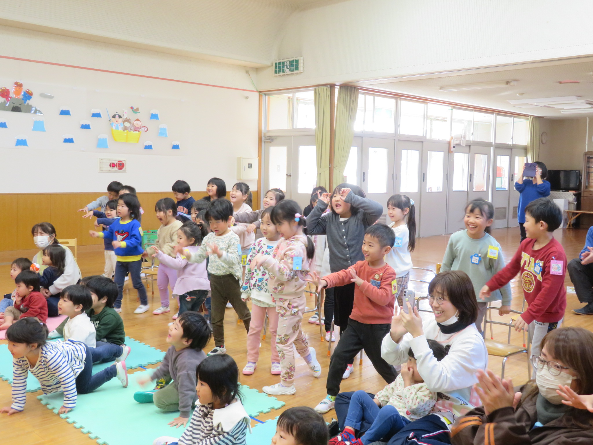 保育士の劇を真似して子ども達が楽しんでいる写真