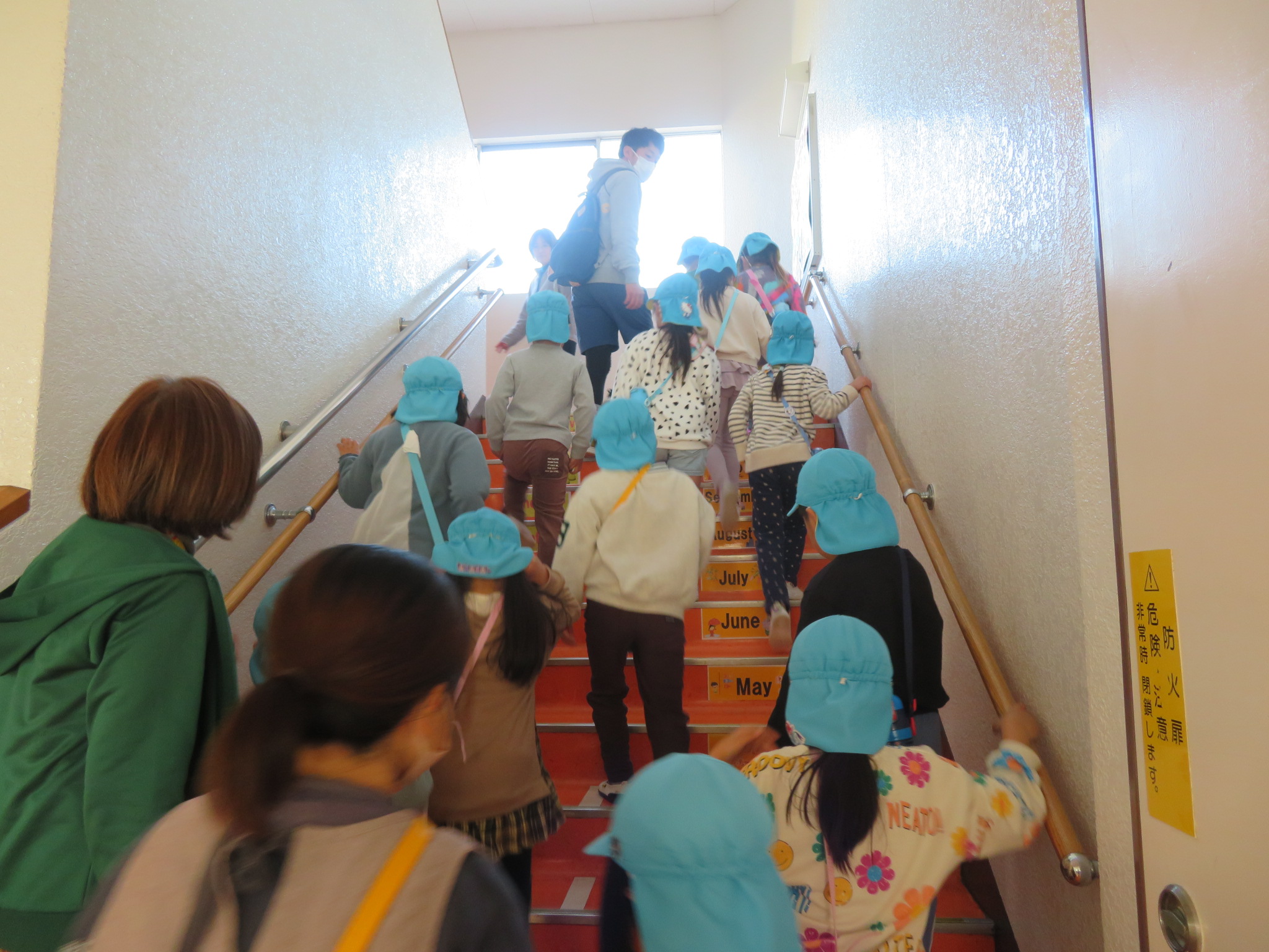 学校の階段を昇る子ども達の写真