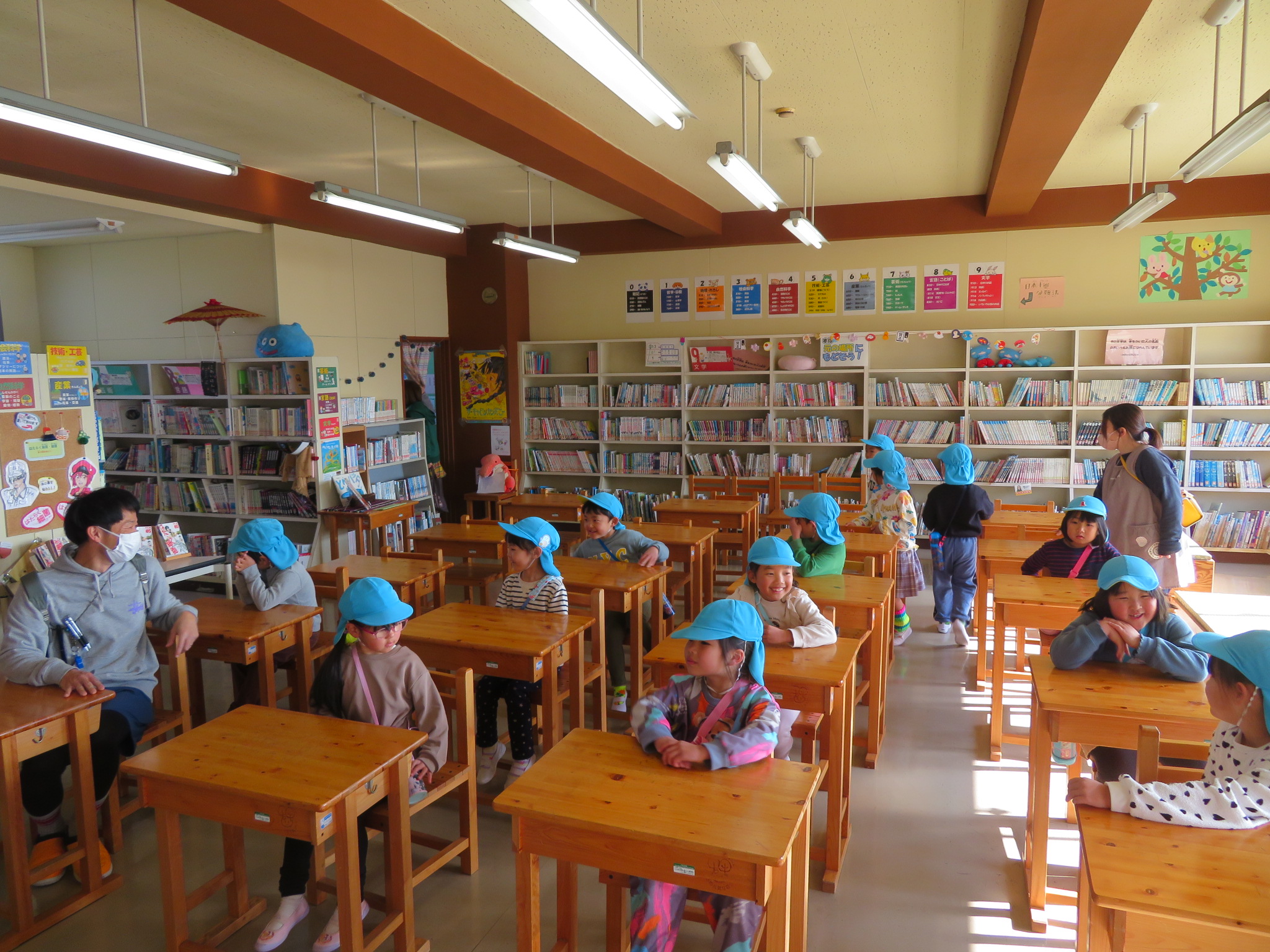 図書館で子ども達が机に座っている写真