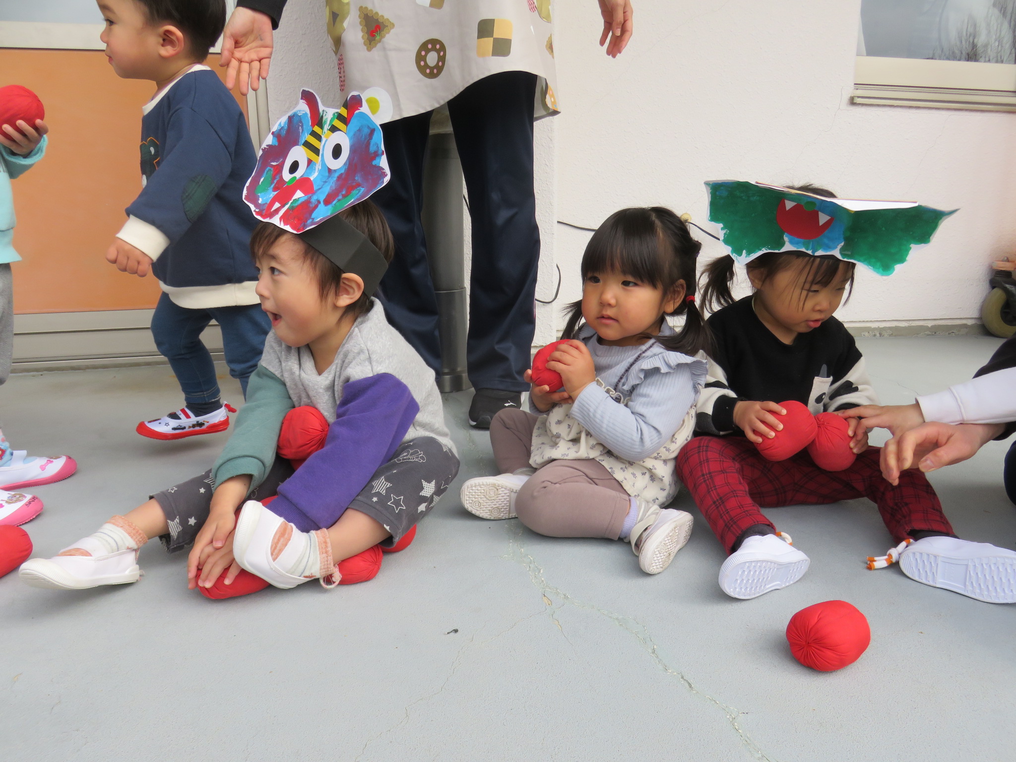 豆まきごっこの様子の写真