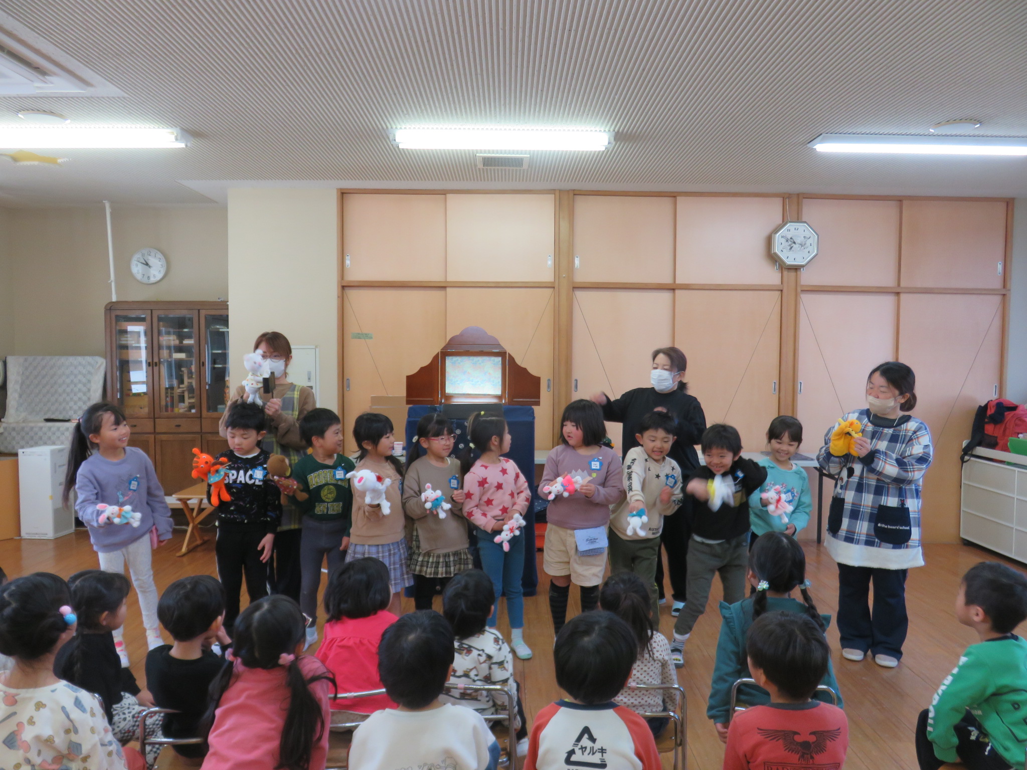5歳児が人形劇に参加している写真
