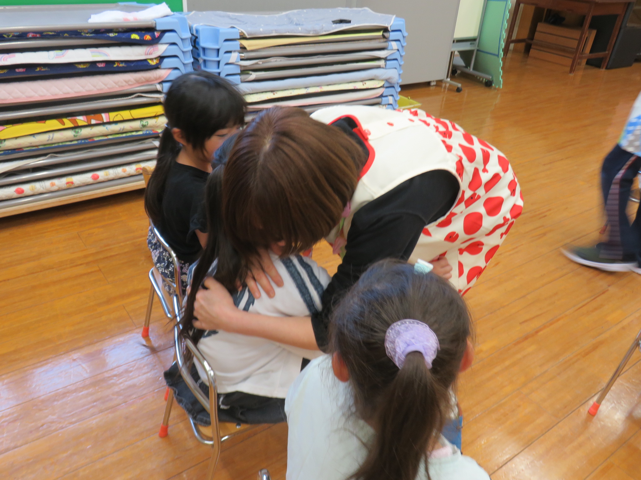 子どもと職員が触れあっている写真
