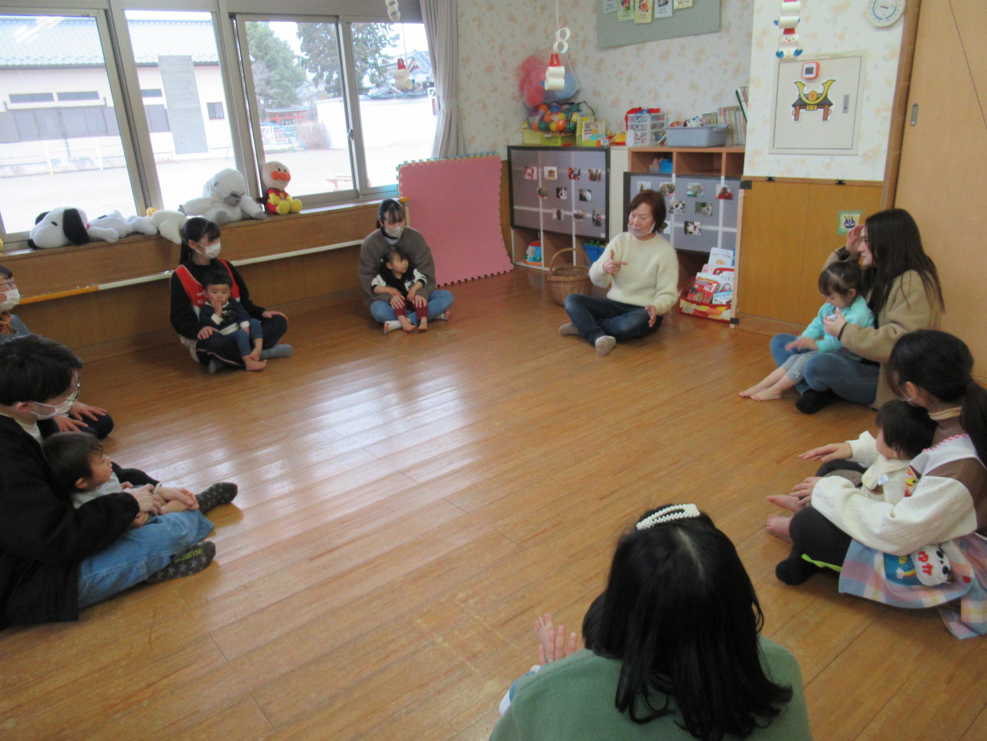 1歳児がわらべうた遊びをしている写真