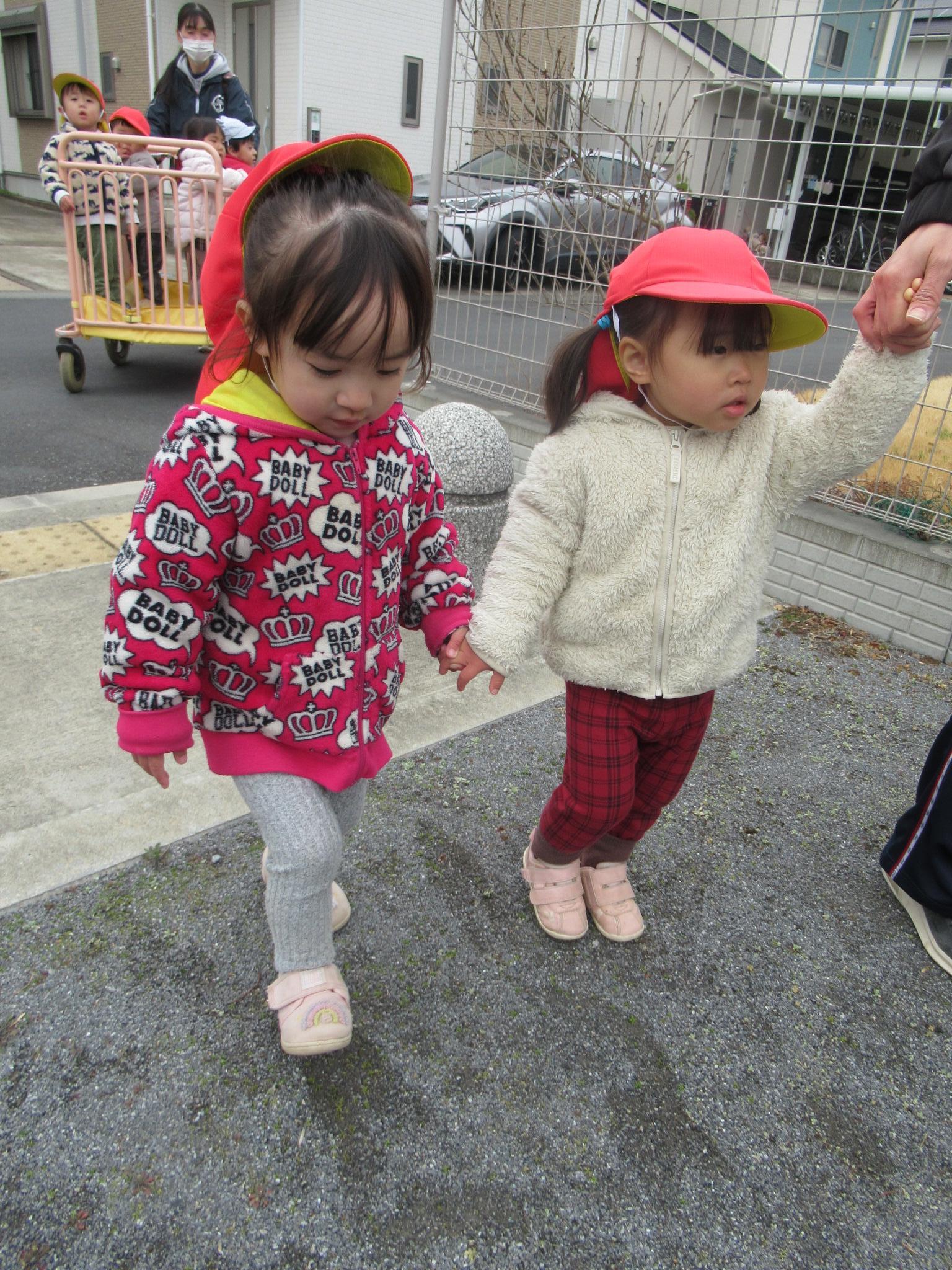 1歳児が散歩に出かけている写真