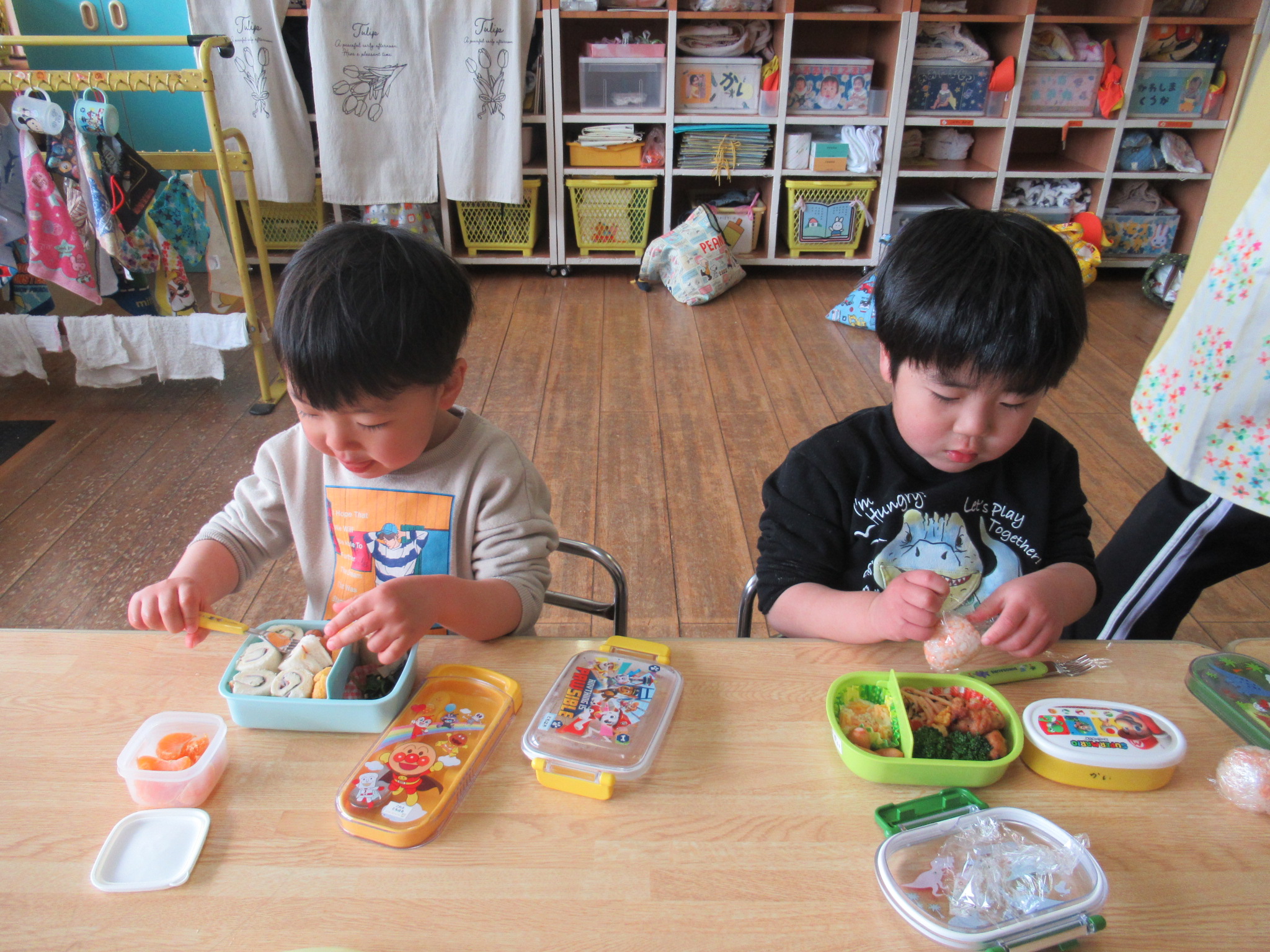 2歳児がお弁当を食べている写真