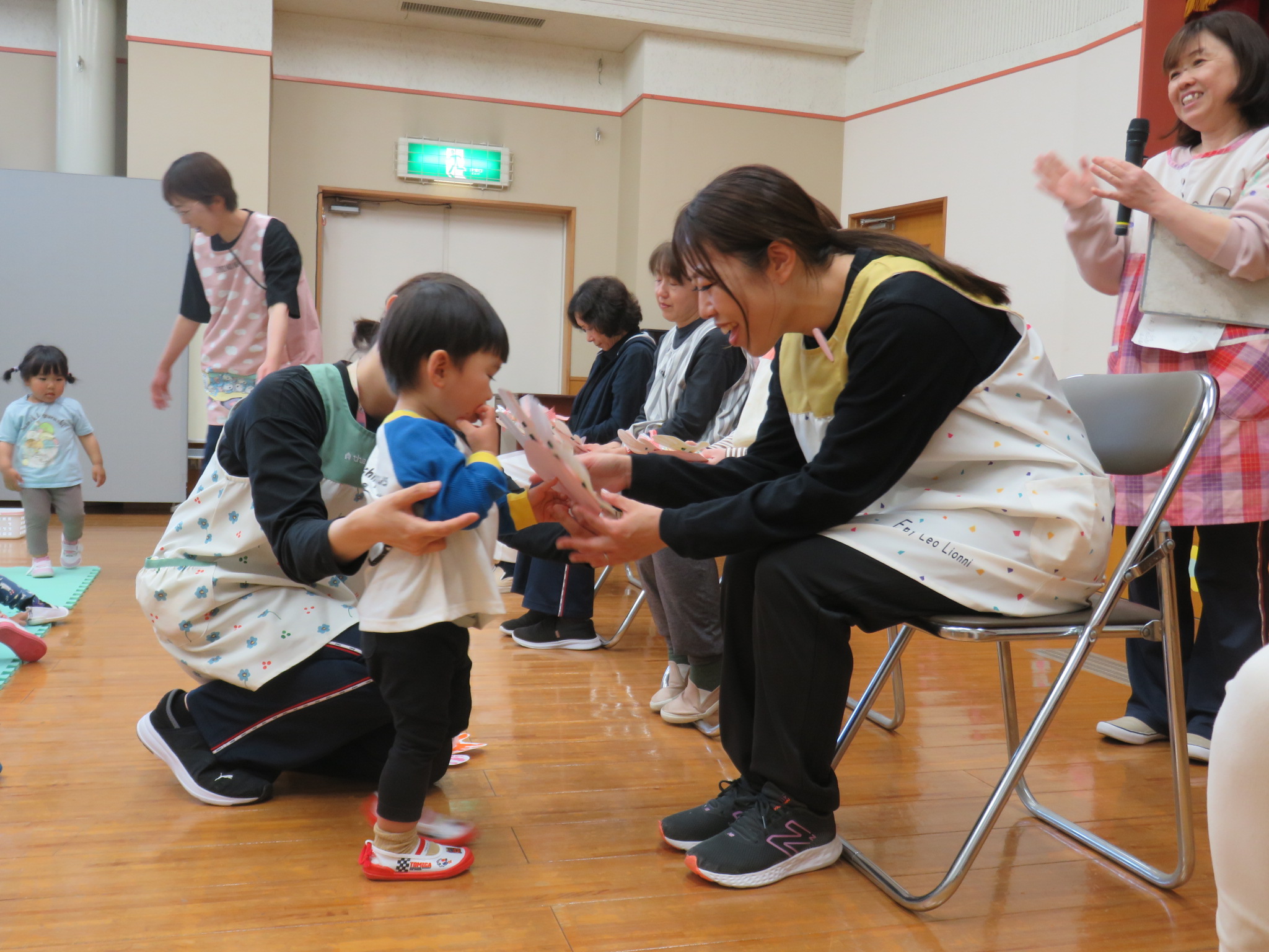 子どもが職員にプレゼントを渡している写真