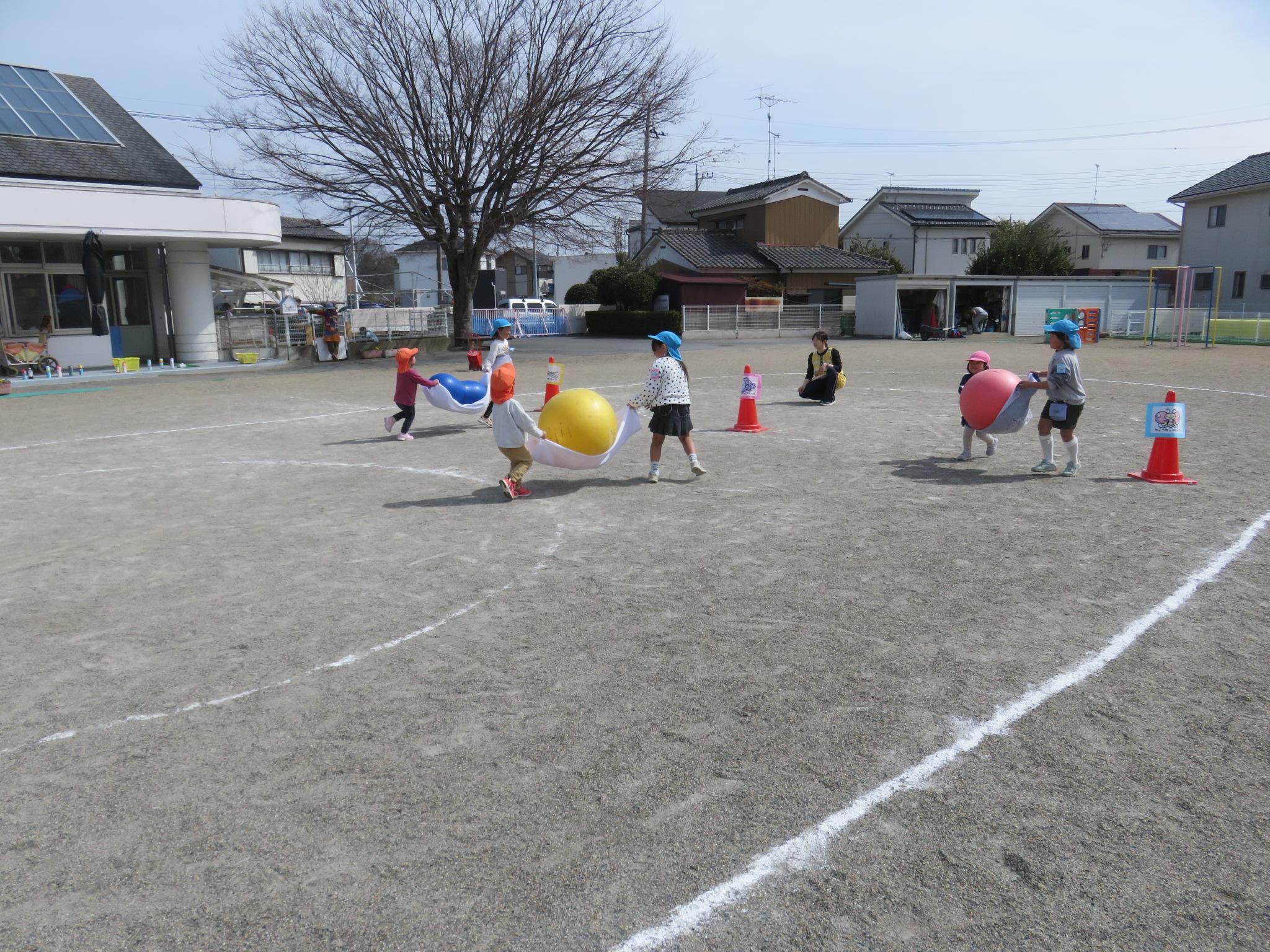 ボール運びリレーをしている写真