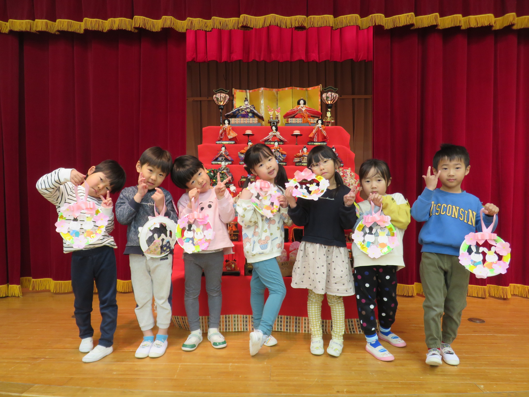 4歳児のひな人形前での記念写真