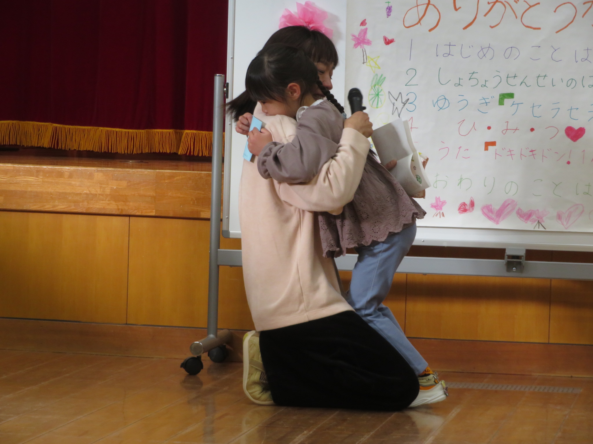 親子でふれあっている写真