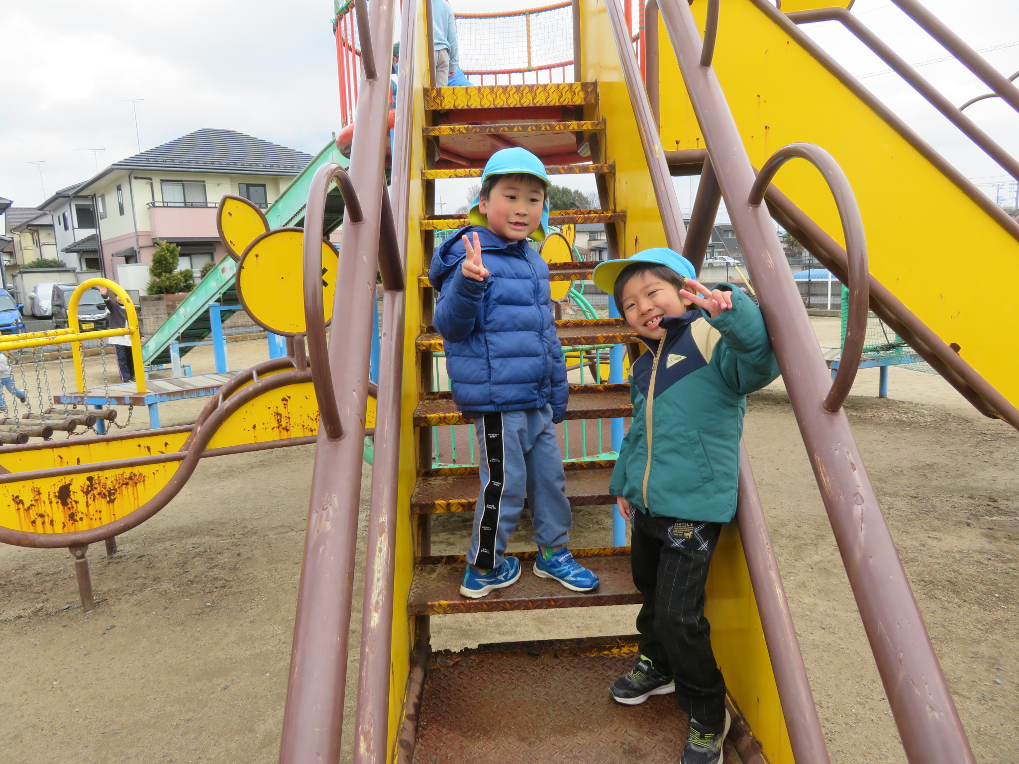 公園で遊んでいる写真