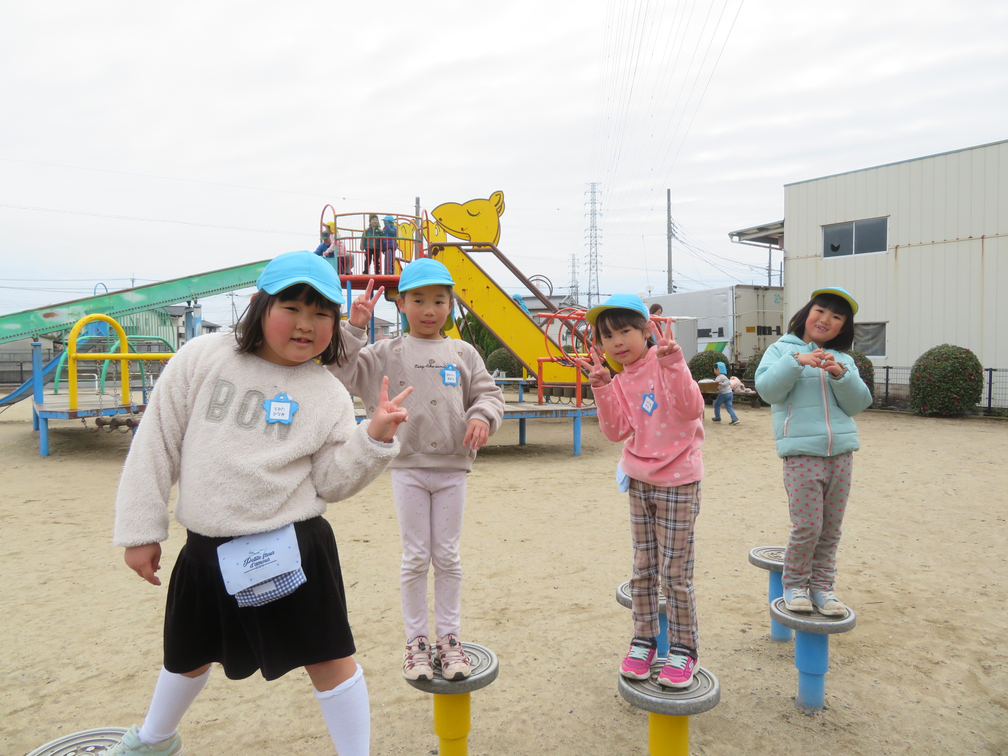 公園で遊んでいる写真