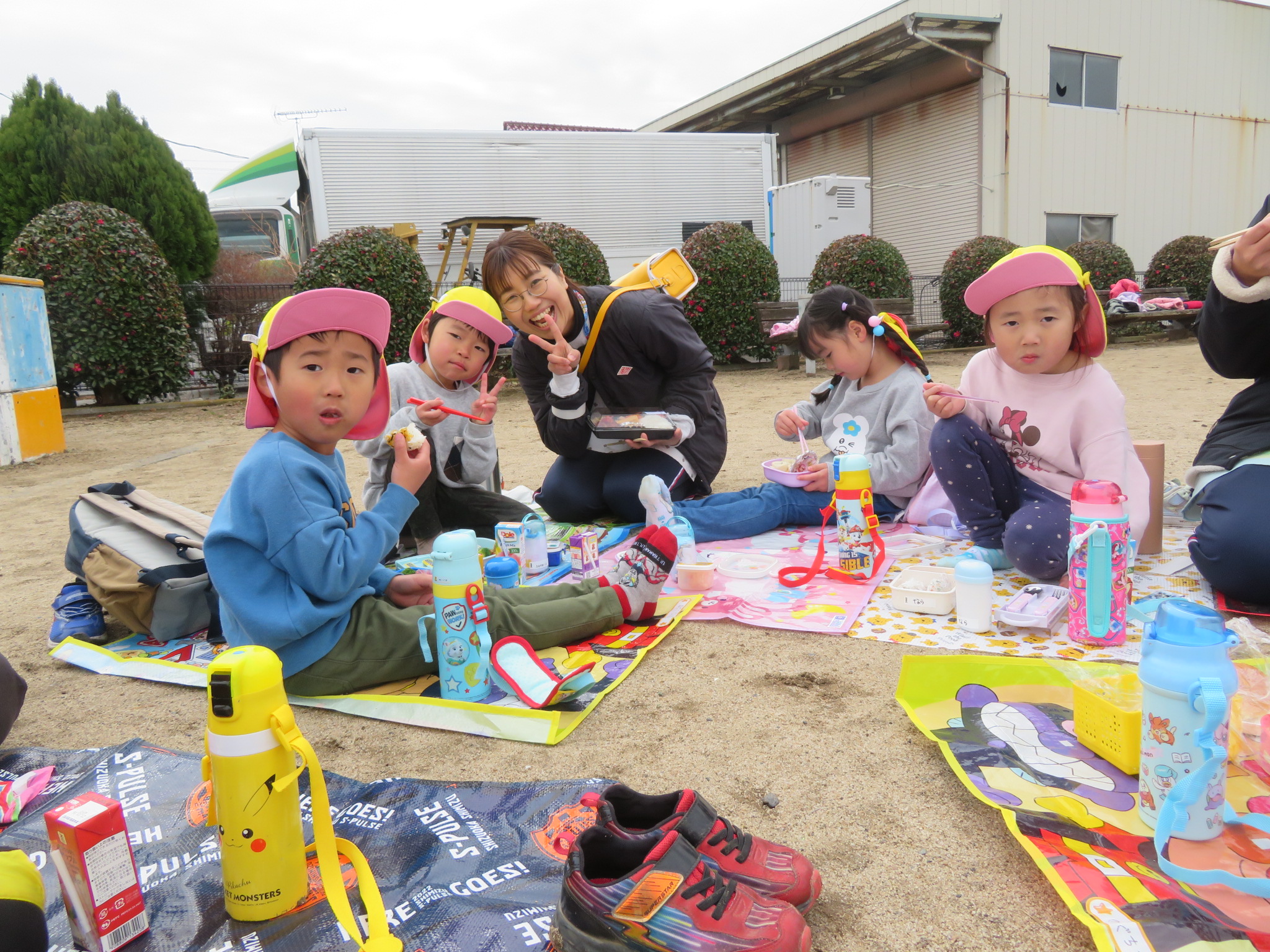 公園でお弁当を食べている写真