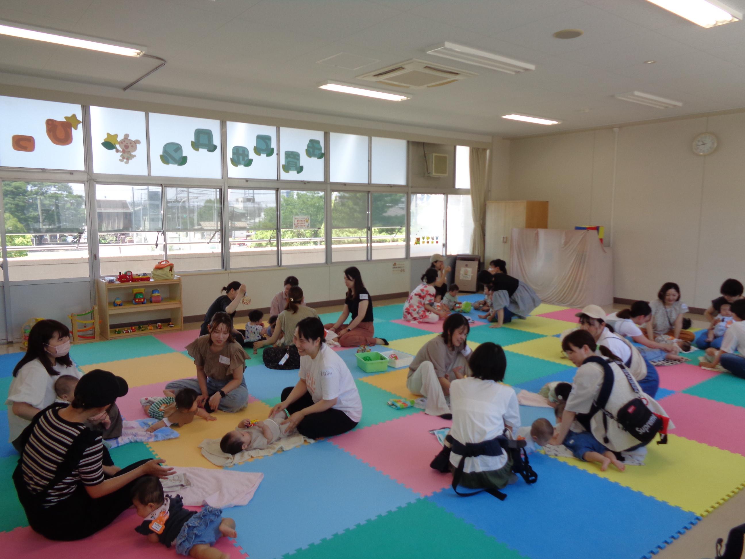 お母さん達がおしゃべりをしている写真です。